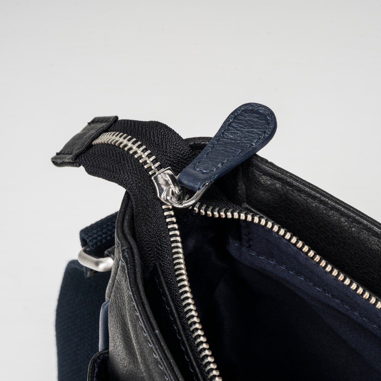 MESSENGER BAG - Black/Navy